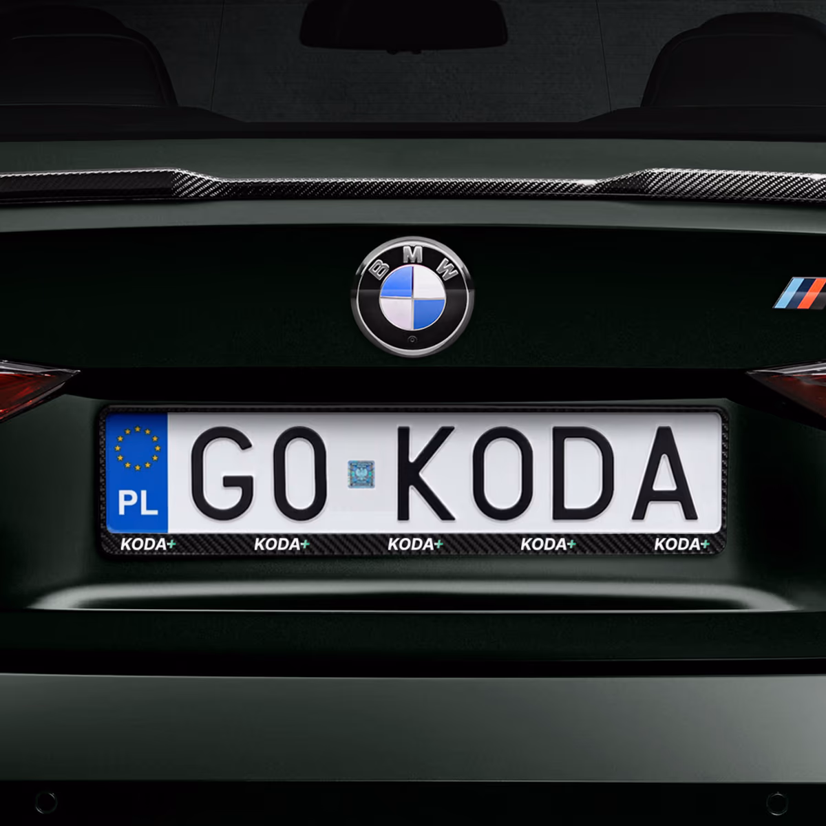 Ramka pod tablicę rejestracyjną we wzorze carbon z logo KODA+