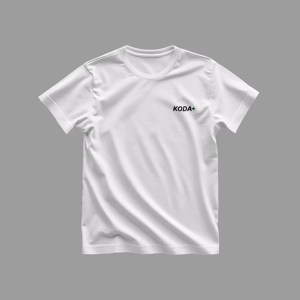 Biały t-shirt z haftem KODA+ na piersi