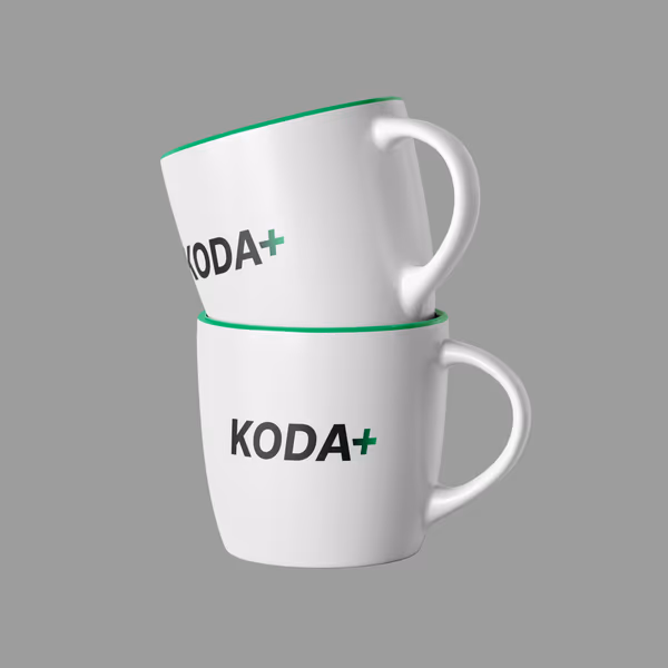 Kubek 380 ml z logo KODA+ i kolorowym rantem